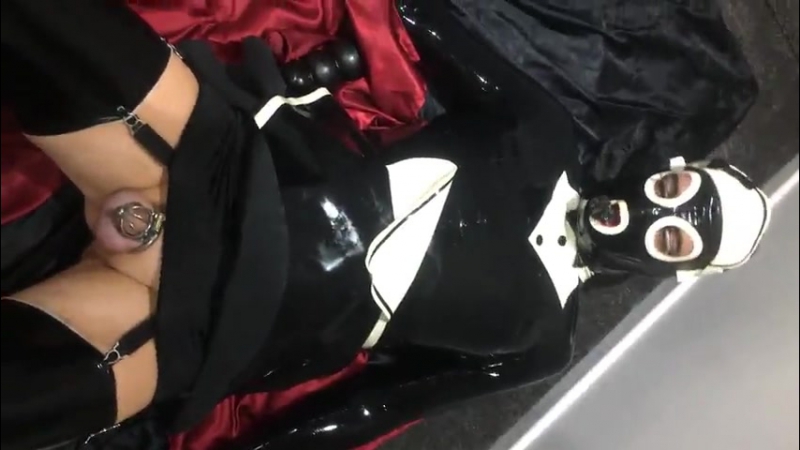 video госпожа пинает по яйцам сисси шлюху в поясе верности и латексном наряде служанки sex