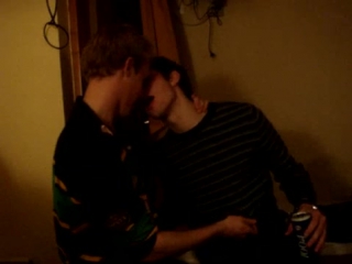 video натуралы пытаются целоваться gay chicken sex