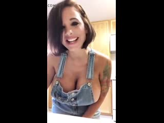 video сочная зрелая мама трясёт сиськами перед камерой mom mild mature busty big tit new love pussy инцест со зрелыми sex