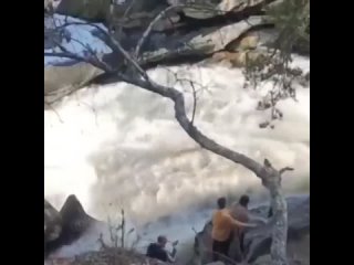 video папа с дочкой упали в водопад в акмолинской области жуткое видео появилось в сети видео как мужчину с маленькой sex