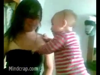 video любопытный малыш хочет посмотреть на сиськи sex