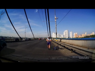 video блондинка сбивает велосипедиста sex