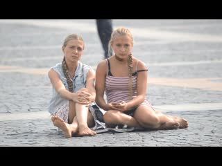 video под юбочкой мамочка с дочкой светят трусики sex