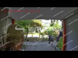 video челябинские бабушки отвоевали скамейку у подъезда sex