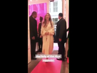 video джиджи на презентации коллекции gigi x stuart weitzman 15 ноября нью йорк sex