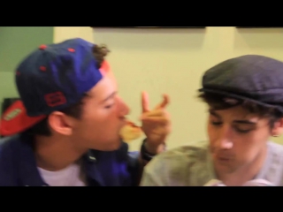 video откусили вместе janoskians hang with the vamps on tour 11 сент 2014 г sex