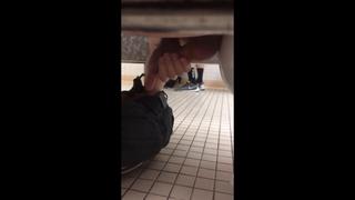 video подглядел в туалете gay jerkoff toilet spy sex