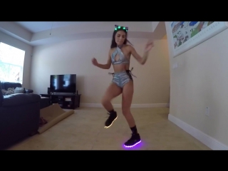 video красивая девушка классно танцует в кроссоах led sex