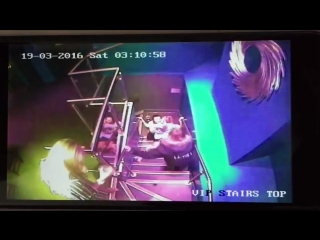 video пьяная девушка упала с лестницы в ночном клубе но сделала это невероятно стильно sex