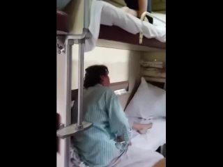 video пьяный тренер по гимнастике молодые заставила подопечную сесть на шпагат на верхней полке поезда sex