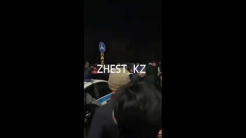 video в алматы протестующие не снимают на айфоны как полицаи избивают их товарищей не кричат позор а раскачивают sex