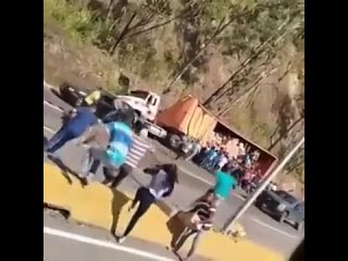 video нищий народ грабит фуру с едой это венесуэла мы там собираемся организовать ракетные sex