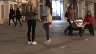 video девушка снимает девушек для секса пикап пранк лесбиянка пикаперша sex