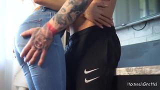 video красотка в обтягивающих джинсах отдалась раком ненасытному ловеласу sex