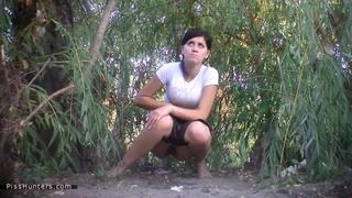 video скрытая камера сняла как девушки писают в кустах sex