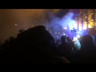 video киев 14 марта 2017 протестующие с майдана зажгли дымовые шашки возле офиса ахметова в киеве sex
