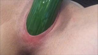 video мастурбирует огурцом мокрую киску amateur wet pussy masturbation крупным планом мастурбация любительское домашнее sex
