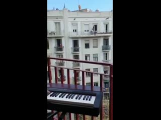 video итальянец играет на балконе my heart will go on mp4 sex