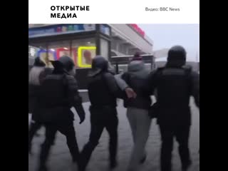 video протестующие отбили задержанного у омоновцев возле универмага московский sex