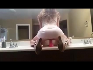 video прыгает на резиновом члене sex