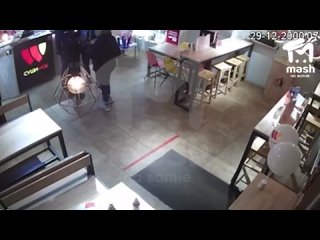 video в алуште пьяная компания зашла в кафешку поесть суши и случайно организовала бойцовский клуб sex