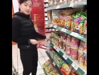 video китаянка занималась вредительством в lotte mart sex