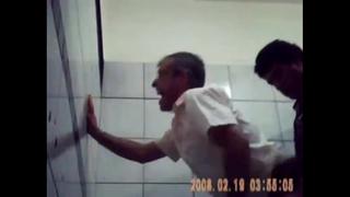 video скрытая камера в туалете засняла секс двух мужиков sex