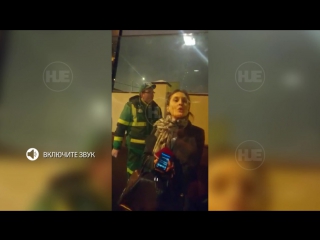 video в солнцеве женщина полицейский вступила в противостояние с эвакуаторщиками sex