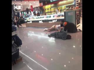 video в таиланде грабитель ювелирного магазина расстрелял покупателей во время налета sex