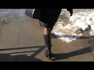 video женщина в колготках и сапогах идет на останоу sex
