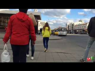 video девушка в одних трусиках ходит по городу sex