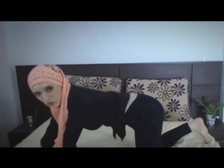video растягивает ягодицы и показывает тугой анус крупным планом sex