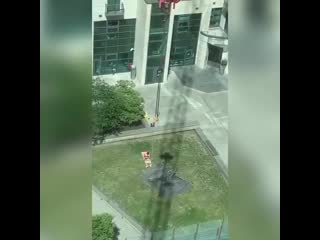 video парень решил немного позагорать а крановщик решил что хрен ему sex