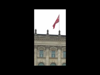 video немецкие соцсети пишут что над рейхстагом в берлине неизвестные водрузили знамя победы sex