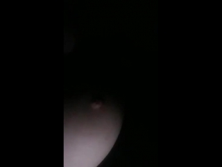 video izmirlihatun35 показывает пухленькие сисечки лежа в темноте в перископе periscope sex