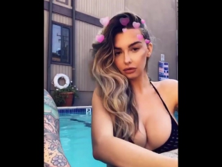 video emily sears в бассейне трясет своими близняшками sex
