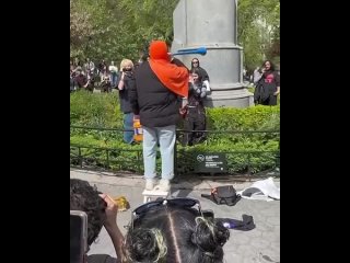 video американец собрал сотни людей чтобы они посмотрели как он ест сырные шарики sex