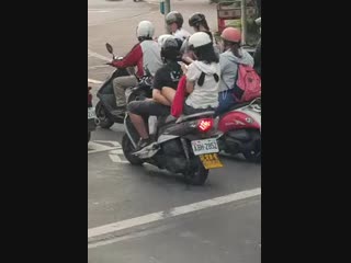 video что он там рукой делает ручки шаловливые sex
