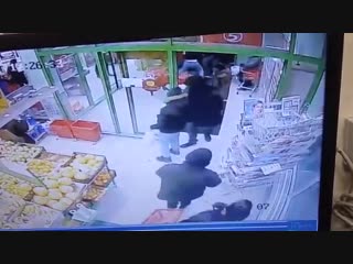 video камера сняла драку в супермаркете из за корзины фруктов sex