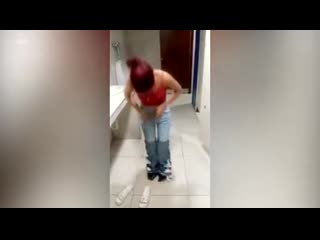 video замёрзла наверное бедняжка иначе зачем она на себя столько надела в магазине sex