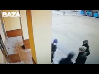 video в москве у здания алмаз антей неизвестные вывесили два антивоенных плаката и положили у входа череп sex