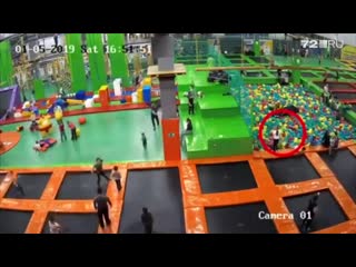 video появилось видео из батутного центра в тюмени где погибла школьница sex