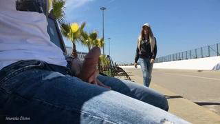 video 18 прохожая девушка решила подрочить и пососать член незнакомца sex