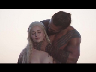 video эмилия кларк голая в игре престолов emilia clarke показала грудь раздели молодые сиськи грудь попа жопа hot 18 sex