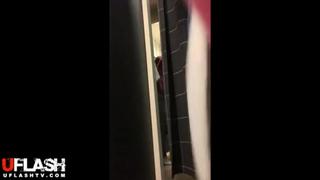 video девушки подглядывают как парень дрочит в примерочной sex
