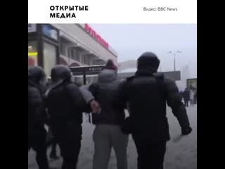 video протестующие отбили задержанного у омоновцев возле универмага московский sex