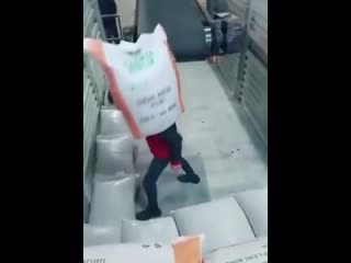 video оригинально справляется с работой грузчика sex