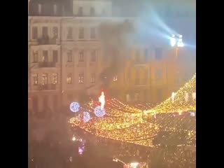 video во время торжественной церемонии открытия главной ёлки украины в киеве загорелись декорации sex