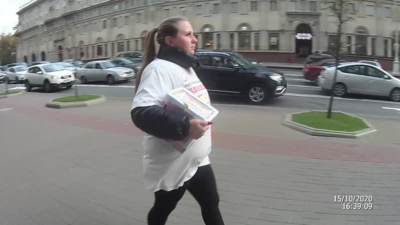 video волонтёрша славика лысенкова бежит прятаться в кабинке туалета в макдаке sex