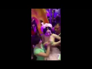 video невеста дает гостям тискать свою грудь и собирает с них за это деньги sex